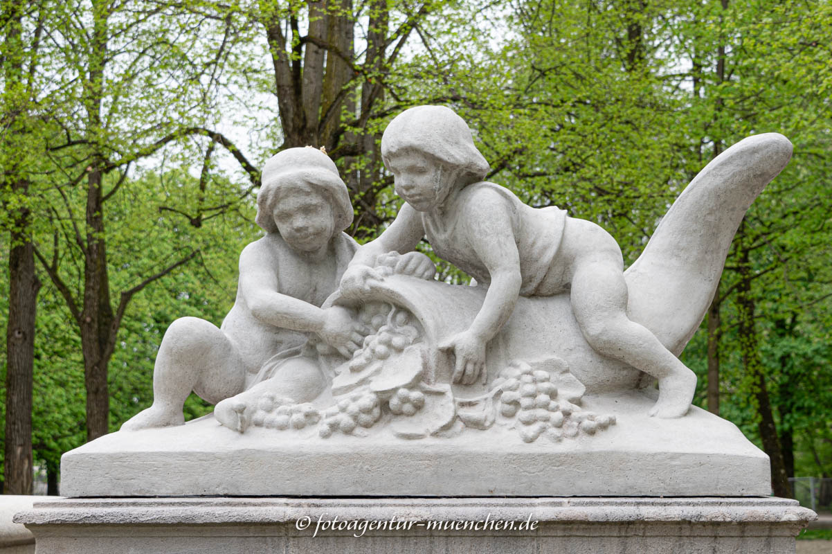Kinder mit Füllhorm – Denkmal/Kunstwerk in München