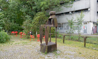 Gerhard Willhalm – Transparente Sitzfigur