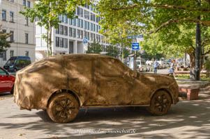 SUV - Kunstaktion – Foto aus München