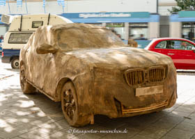 SUV - Kunstaktion – Foto aus München