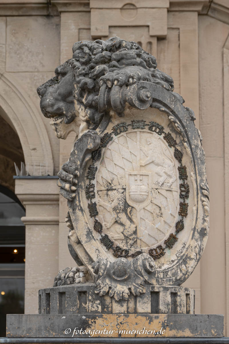 Löwe mit Wappenschild – Denkmal/Kunstwerk in München