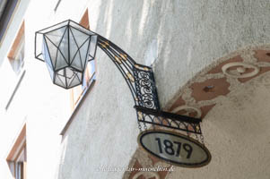 Turnverein MTV 1879 - Lampe mit Schild – Foto aus München