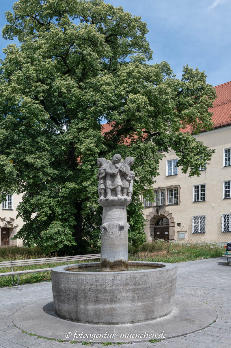 Die Gratulanten (Hochzeitsbrunnen)