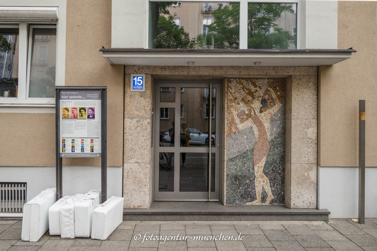 Weiße Koffer - Franz-Josephstraße 15