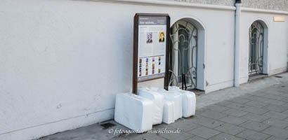 Weiße Koffer - Martiusstraße 8 – Foto aus München