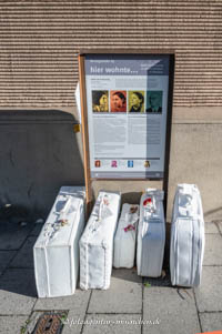Weiße Koffer - Herzogstraße 65 – Foto aus München