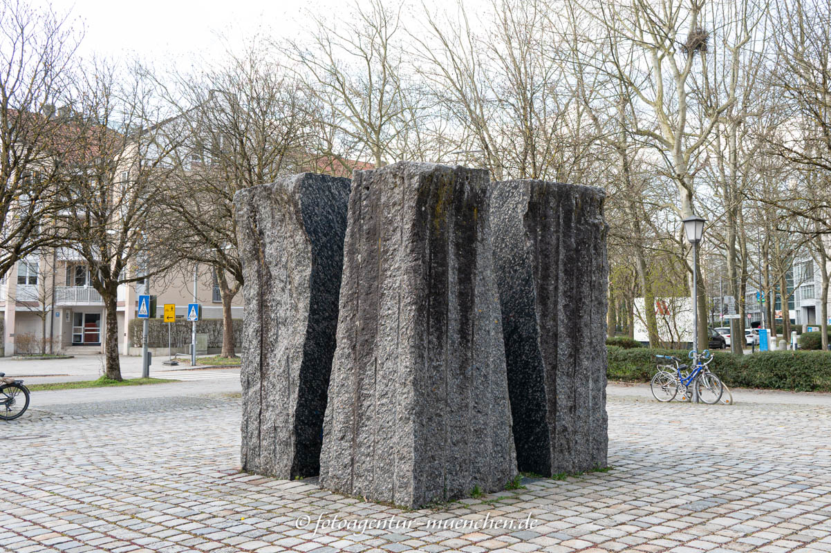 Vierteiliger Kubus – Denkmal/Kunstwerk in München