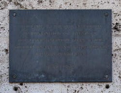 Denkmal: Anerkennung für 47 Jahre Unterstützung (1945–1992)