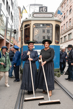  – Trambahnritzenreinigungsfrauen