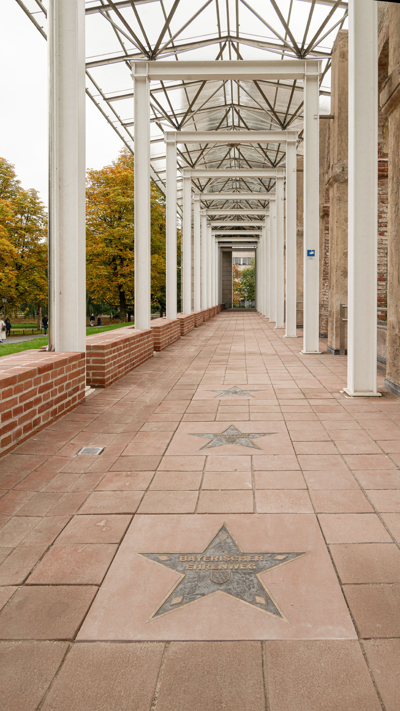 Bayerischer Ehrenweg – Denkmal/Kunstwerk in München